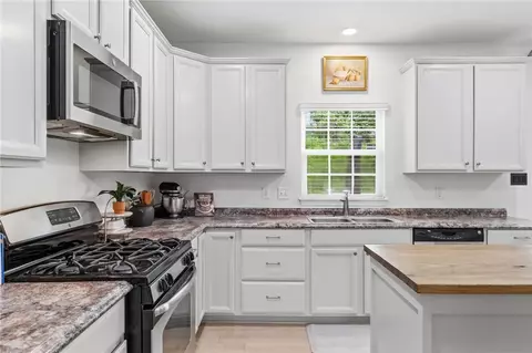 Kitchen - 174 Broadstone Dr, Mars, PA 16046 photo 3 of 4