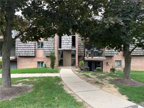 932 Forest Green Dr, Moon Twp, PA 15108