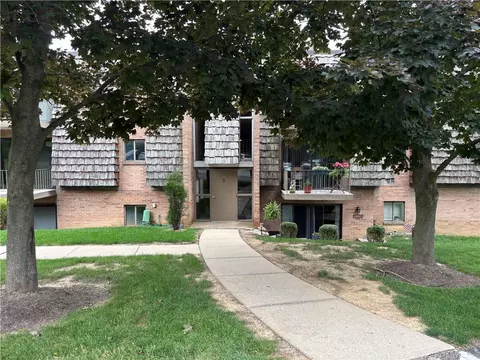 932 Forest Green Dr, Moon Twp, PA 15108