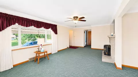 Living - 377 Orr Ave, Apollo, PA 15613 photo 3 of 4