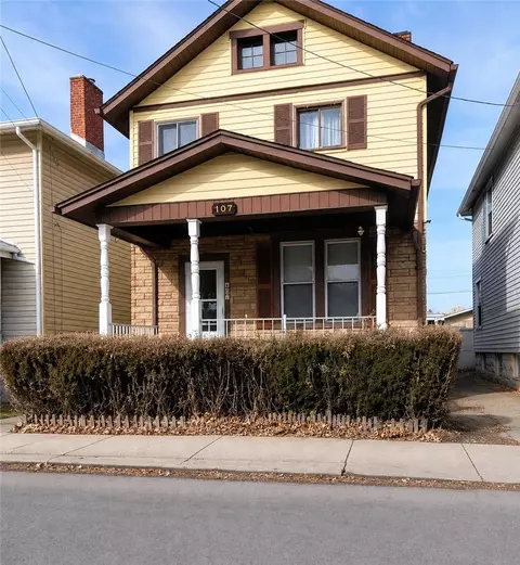 107 E 1st Ave, Tarentum, PA 15084