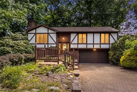 1721 Grove Crest Dr, Pittsburgh, PA 15239