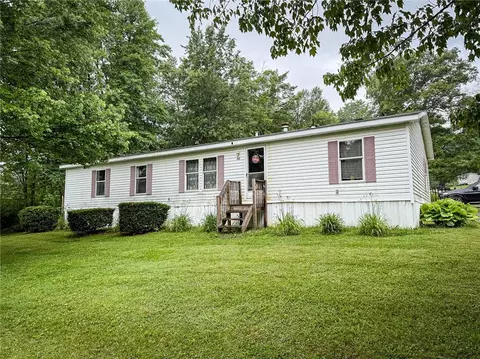 202 Carnation Ln, Slippery Rock, PA 16057