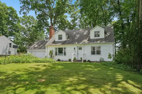320 Frazier Dr, New Castle, PA 16105