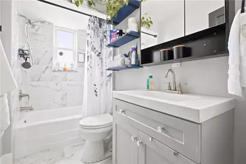 Bath - 17 E Willock Rd, Pittsburgh, PA 15227 photo 2 of 3