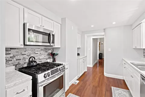 Entry Way - 17 E Willock Rd, Pittsburgh, PA 15227 photo 2 of 3