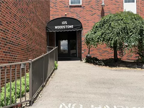 105 Woodstone Ln #61, New Kensington, PA 15068
