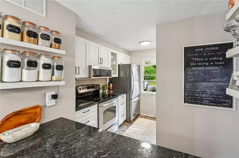 Kitchen - 435 Brookside Ct, Seven Fields, PA 16046 photo 4 of 5