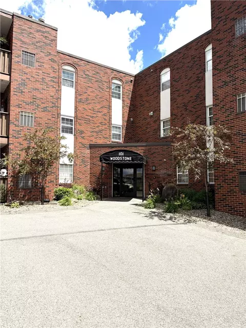 101 Woodstone Ln #21, New Kensington, PA 15068