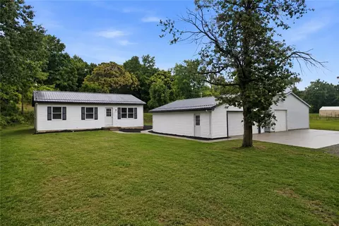 121 Kyle Rd, Valencia, PA 16059