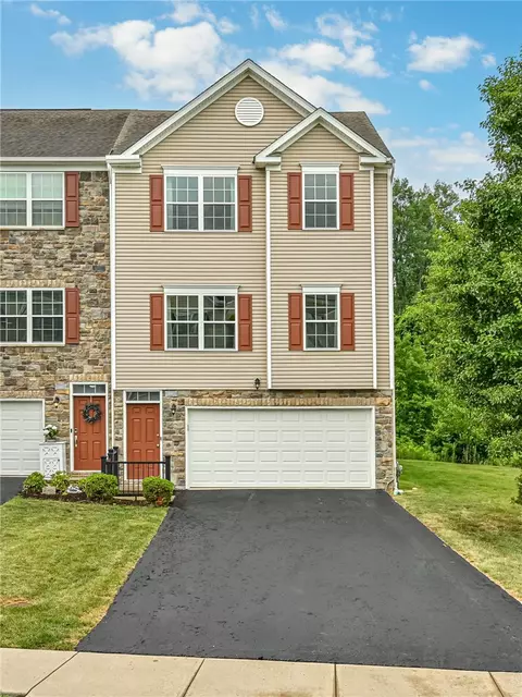 691 Freedom Dr, Carnegie, PA 15106