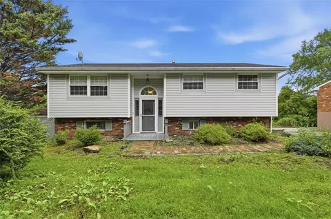 521 Friendship Dr, Mckeesport, PA 15135