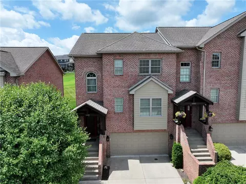 2000 St Andrews Ct, Jeannette, PA 15644