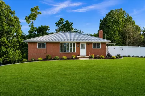 27 Washington Ave, Hickory, PA 15340