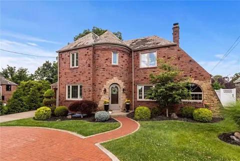 130 Crestview Dr, Pittsburgh, PA 15236