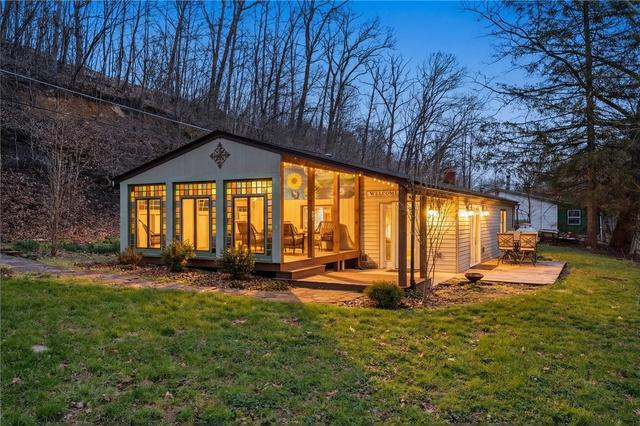 142 Twin Lakes Dr, Zelienople, PA 16063