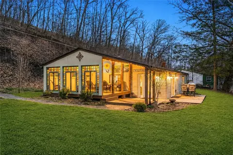 142 Twin Lakes Dr, Zelienople, PA 16063