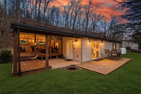 142 Twin Lakes Dr, Zelienople, PA 16063