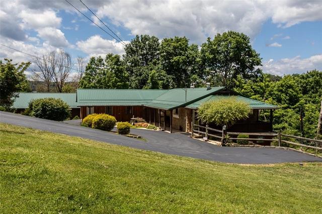 996 N Bluff Dr, New Kensington, PA 15068