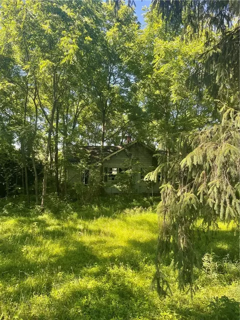 102 Watters Station Rd, Evans City, PA 16033