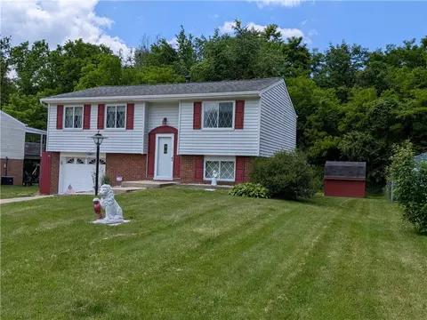 209 Bendix Dr, Coraopolis, PA 15108 photo 2