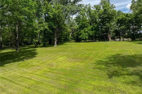 60 Woodrow Dr, Hickory, PA 15340