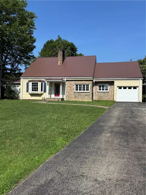 38 Hillcrest Ln, Uniontown, PA 15401