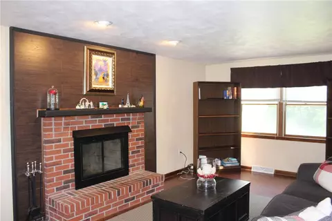 Living - 2407 Willow Dr, Export, PA 15632 photo 5 of 8