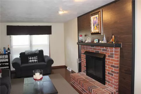 Living - 2407 Willow Dr, Export, PA 15632 photo 4 of 8