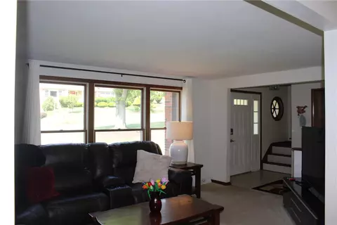Living - 2407 Willow Dr, Export, PA 15632 photo 3 of 8