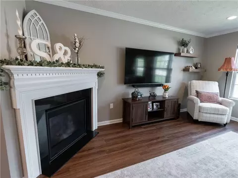 Living - 6407 Lindsey Ln, Export, PA 15632 photo 2 of 3