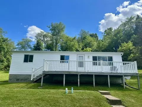 512 Colonial Ave, Grindstone, PA 15442