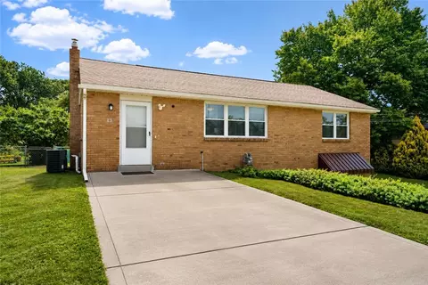 25 Magee Dr, Jeannette, PA 15644