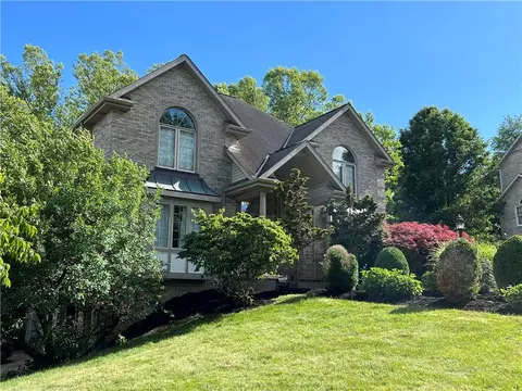 100 Field Club Dr, Mckees Rocks, PA 15136