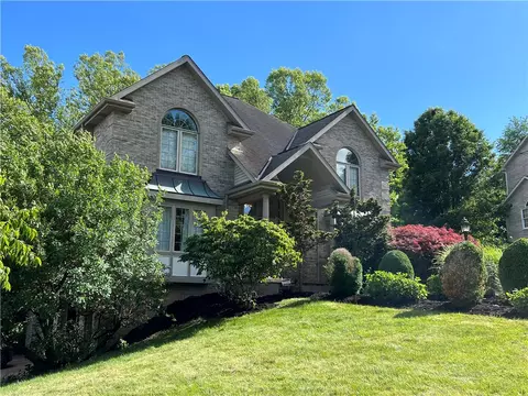 100 Field Club Dr, Mckees Rocks, PA 15136
