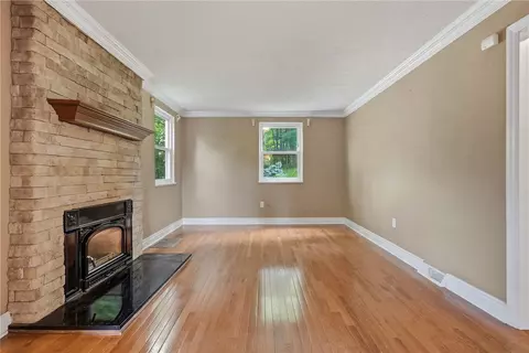 Living - 809 Franklin Rd, Mars, PA 16046 photo 2 of 6