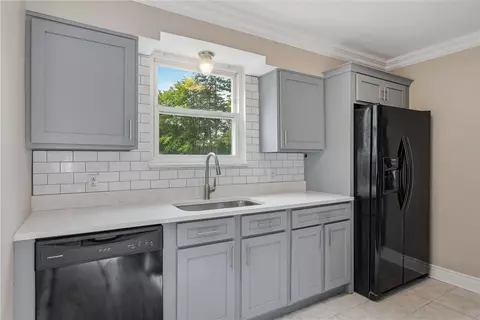 Kitchen - 809 Franklin Rd, Mars, PA 16046 photo 2 of 3
