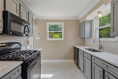 Kitchen - 809 Franklin Rd, Mars, PA 16046 photo 1 of 3