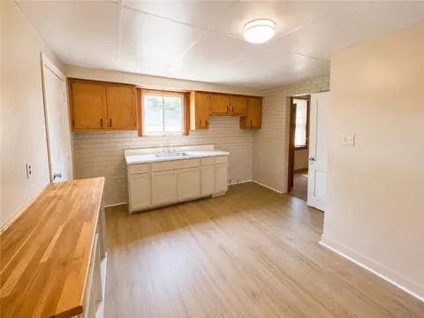 564 3rd St, Clairton, PA 15025 photo 7
