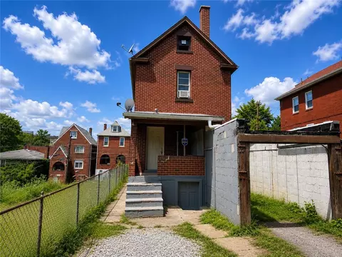 564 3rd St, Clairton, PA 15025 photo 2