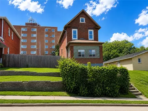 564 3rd St, Clairton, PA 15025
