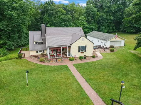 1720 Royal Dr, Ellwood City, PA 16117
