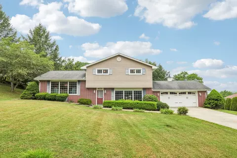 625 Palo Alto Dr, Ellwood City, PA 16117
