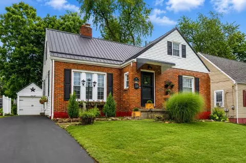 904 Plymouth Ln, Ellwood City, PA 16117