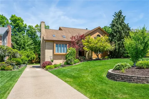 717 Stonegate Dr, Oakdale, PA 15071