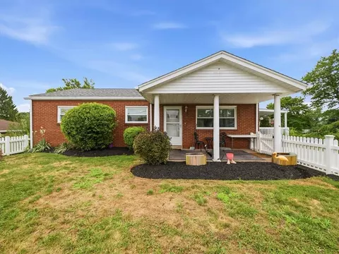 110 Crest Dr, Monaca, PA 15061 photo 1