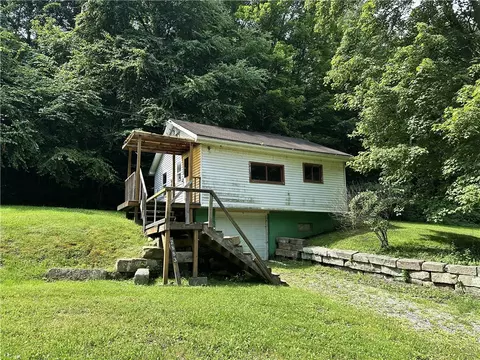 2883 Portersville Rd, Ellwood City, PA 16117