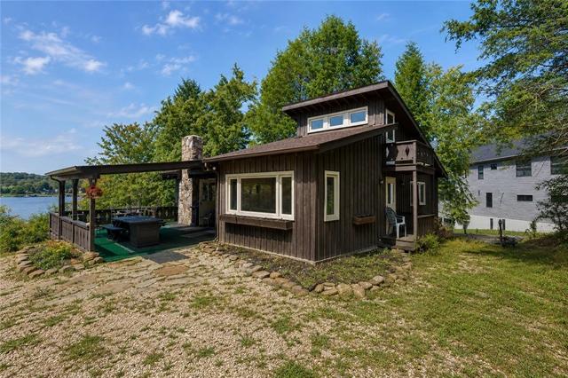 411 Peninsula Dr, Central City, PA 15926