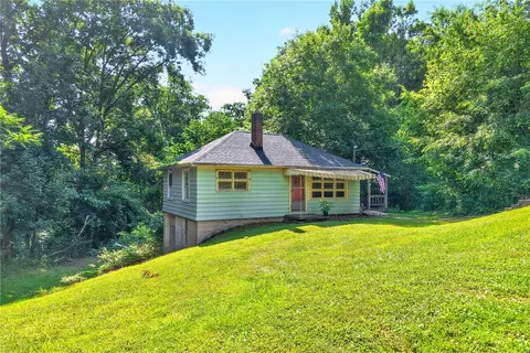1715 Hoffman Ave, Ellwood City, PA 16117