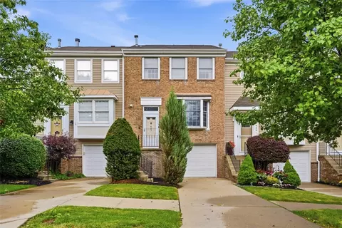 423 Parkridge Ln, Coraopolis, PA 15108